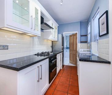 Spacious 2 bedroom house next to Acomb highstreet - Photo 4