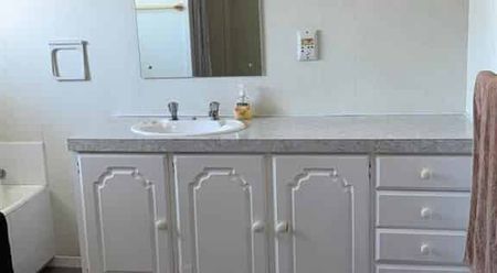 Beautiful 2 bedroom brick beauty. - Photo 4