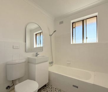 Bright Top-Floor 2 Bedroom Apartment with Leafy Outlook - Photo 6