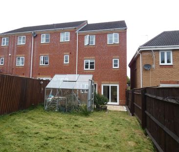 4 bedroom end of terrace house to rent - Photo 3