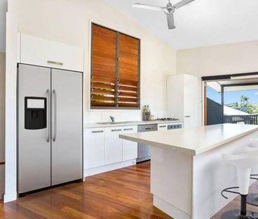 2 bedroom Stylish Upstairs Unit - Photo 5