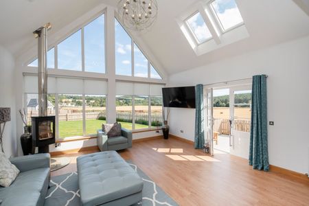 5 bedroom detached house to rent - Photo 2