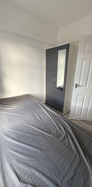 Room in a Shared House, Aldborough Road South, IG3 - Photo 1