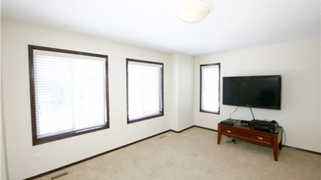 3 Bedroom House For Rent In Evergreen | Double Garage | Pets Negotiable - Photo 2