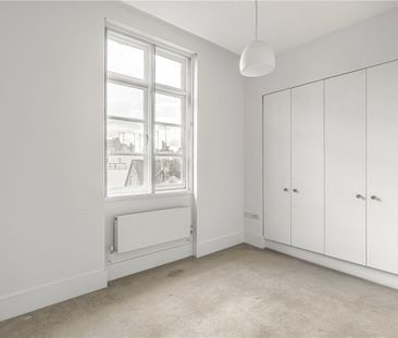 A stunning second floor apartment located on a quiet mews in centra... - Photo 5