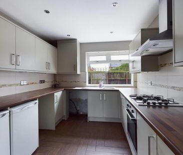 3 bedroom semi-detached house to rent - Photo 4