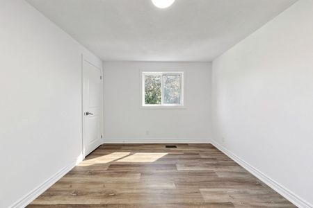 For Lease - 10 Buce Avenue, Bradford West Gwillimbury, Ontario - Photo 2