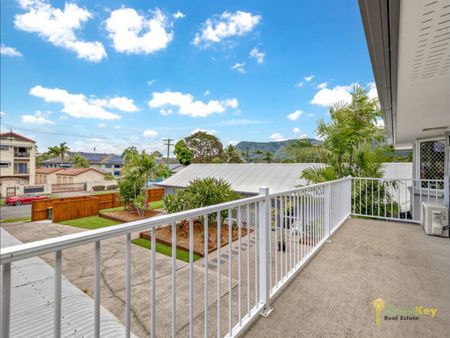 Beautifully Maintained Upstairs Unit In Outstanding Location!! - Photo 3