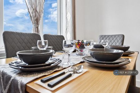 4 bedroom flat to rent - Photo 5