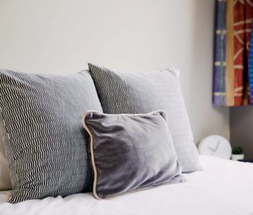 Small Ensuite: Three Bed Flat - Photo 6