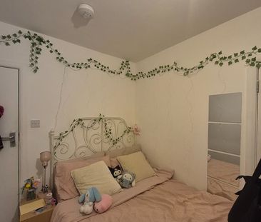 Room in a Shared House, Robinhood Way, SW15 - Photo 1
