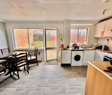 1 bedroom in a house share to rent - Photo 2