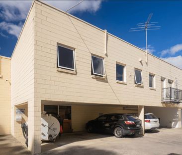 Secure 2 Bedroom Apartment in Industrial Warehouse Location - Photo 1