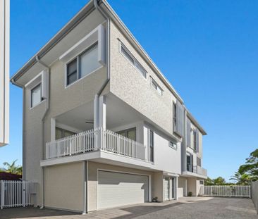 Modern 3 bedroom Townhouse - Walk to the beach! Fully furnished - Photo 4