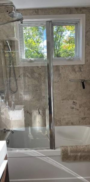 4 1/2 d'exception. Chauffé, meublé, accessoirisé. Libre. $2195 - Photo 1