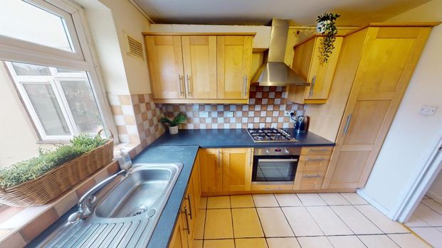 5 bedroom flat to rent - Photo 1