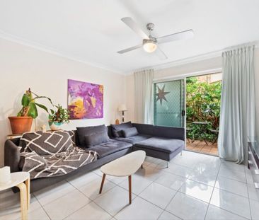 Spacious 3 Bedroom Townhouse - Photo 2