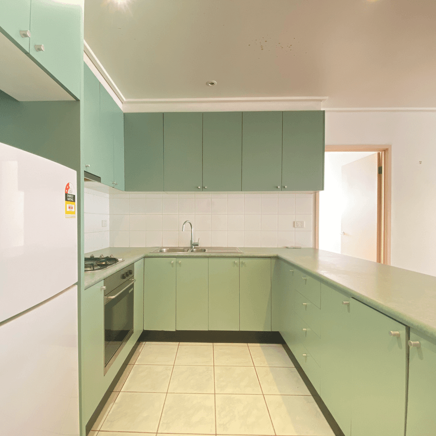 Bright and Spacious 2 Bed 1 Car Park Apartment - Photo 1