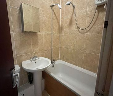 Room in a Shared House, Hessle View, LS6 - Photo 1