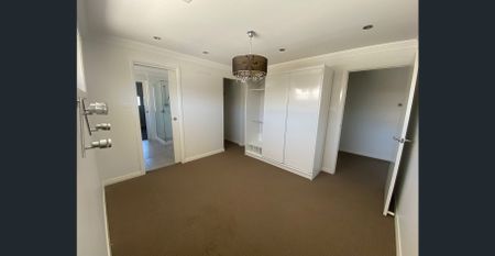 Contemporary 5-Bedroom Family Home with Open-Plan Living - Photo 4