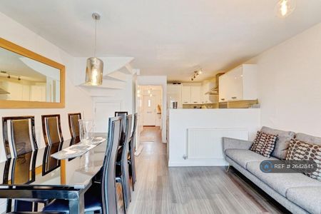 3 bedroom semi-detached house to rent - Photo 4