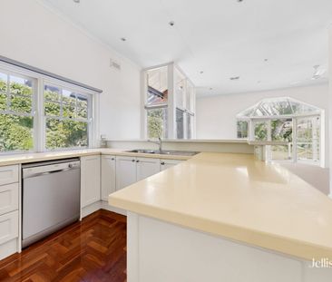 Character-Filled Four Bedroom Family Home in Prime Kew Location - Photo 4