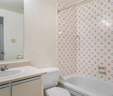 5025 Boul. des Sources, #302 - Photo 2