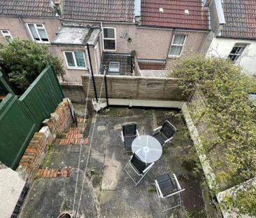 Available to 3 sharers, Light and spacious mid terraced 3 bedroom h... - Photo 5