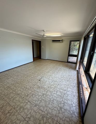 AMPLE PARKING ON ACACIA - Well Maintained 3x1 - Photo 3