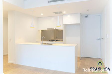 PRIME LOCATION & CONTEMPORARY LIVING - Photo 3