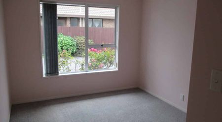 Spacious Home In Quiet Neighbourhood - Photo 5