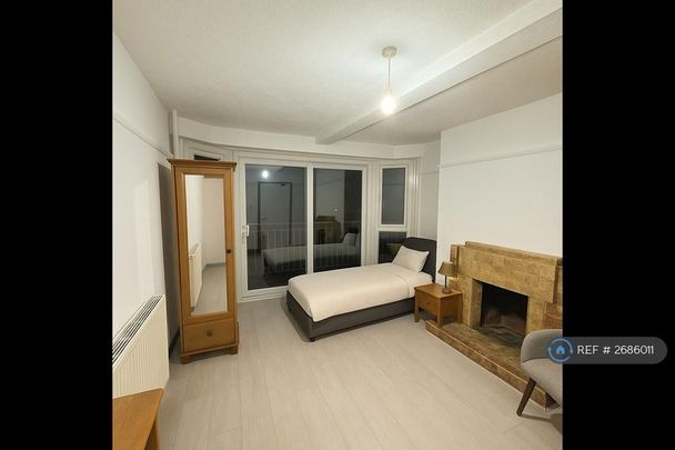 4 bedroom flat to rent - Photo 1