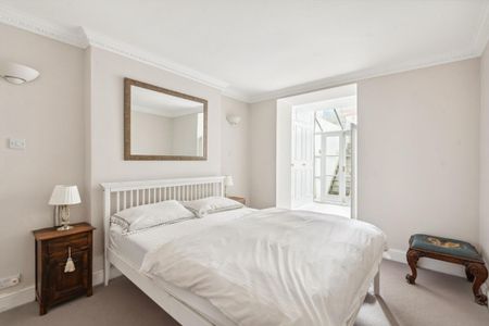 A brilliant 3 bedroom apartment to rent on Sydney Street, SW3 - Photo 4