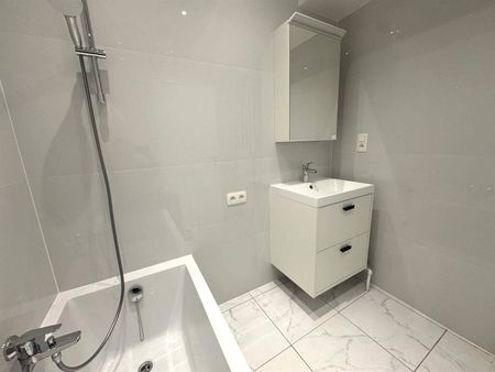 Volledig gerenoveerd appartement op gelijkvloers met aangenaam terras/koer. - Foto 3