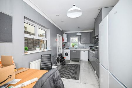 1 bedroom in a house share to rent - Photo 4