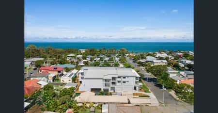 Beautiful Apartment Close to the Waterfront in Woody Point! - Photo 5
