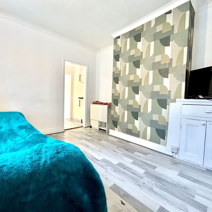 Room in a Shared House, Broughton Road, SW6 - Photo 1