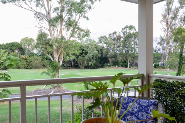 Elegant 3-Bedroom Townhouse Overlooking the Golf Course !! - Photo 1