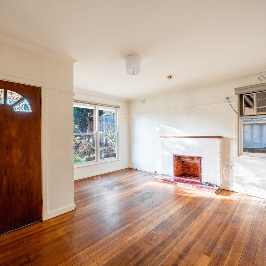 Deakin Uni, PLC around the corner - Photo 1