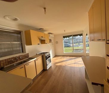 Freshly renovated with new floors, curtains and fully painted! - Photo 5