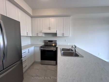 Townhouse For Lease | X8120112 - Photo 4