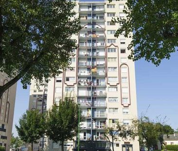 Dans immeuble avec ascenseur, appartement de type 4 comprenant salon avec balcon, cuisine semi-ouverte sur le séjour, 3 chambres, salle de bain avec baignoire, WC séparé , placards de rangement - Photo 6