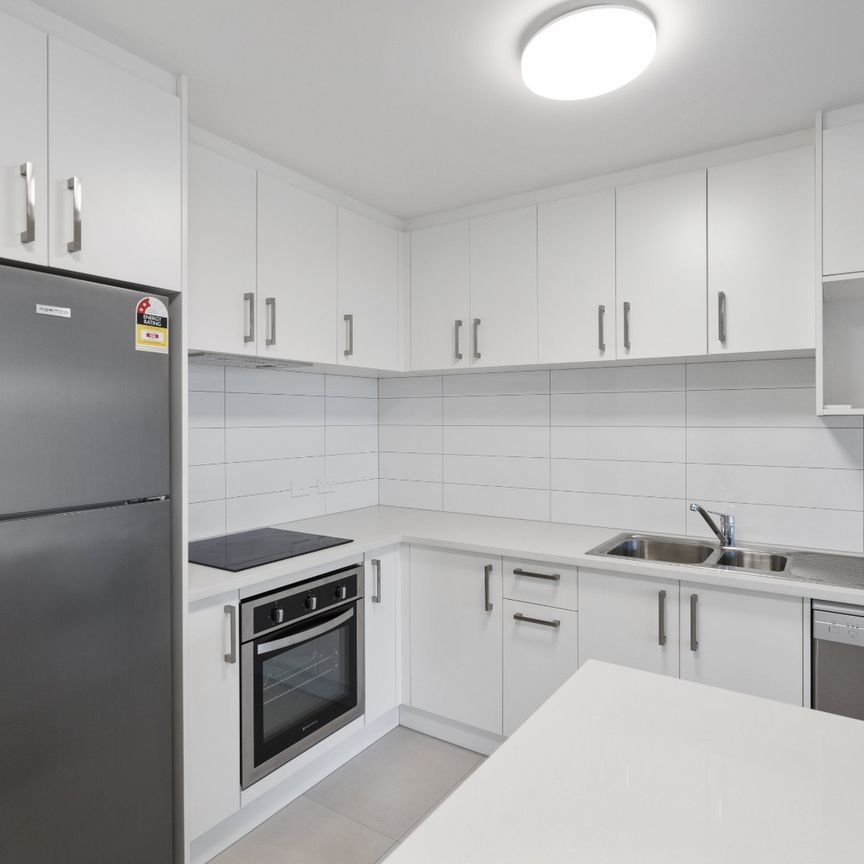 Spacious 3 Bedroom 2 Bathroom in great Location. - Photo 1