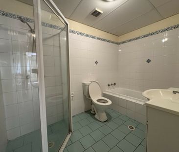 GROUND FLOOR UNIT! 2 minute walk to Shops & Station - Photo 5
