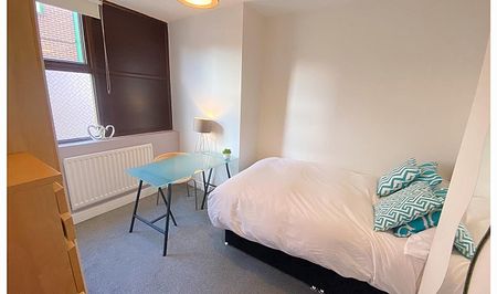 Three bedroom Apartment in a great location - Photo 4