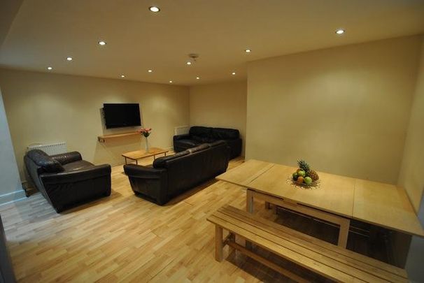 8 bedroom semi-detached house to rent - Photo 1