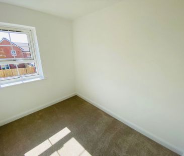 14, Walker Close, Westhampnett - Photo 2