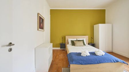 Room in a shared 4-bedroom apartment for rent in Lisbon, perfect for professionals and students, couples allowed. - Foto 2