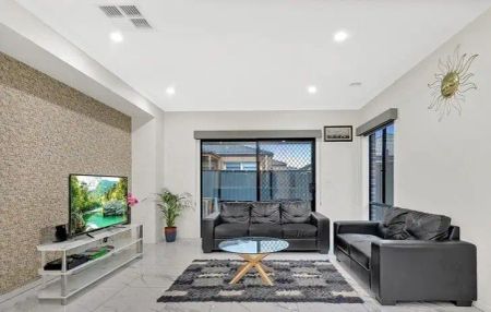 “Large Spacious Family Home!” - Photo 2