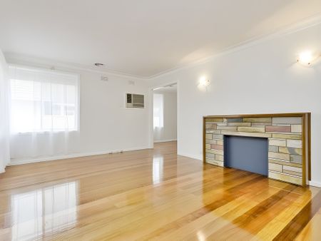 21 Woorigoleen Drive, Keilor East - Photo 2
